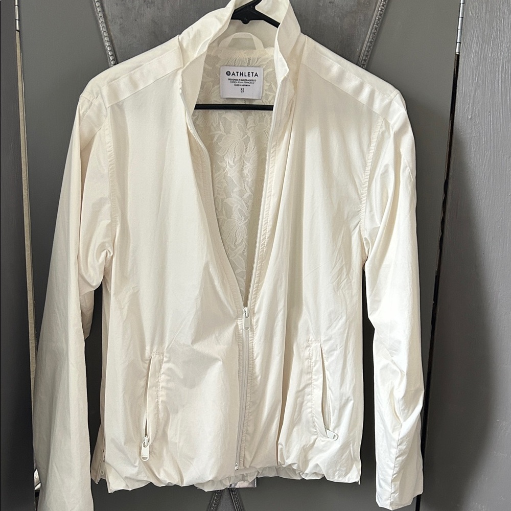 Athleta jacket Lightweight XS Cream Front zip
Pockets Sightseer Lace Jacket EUC